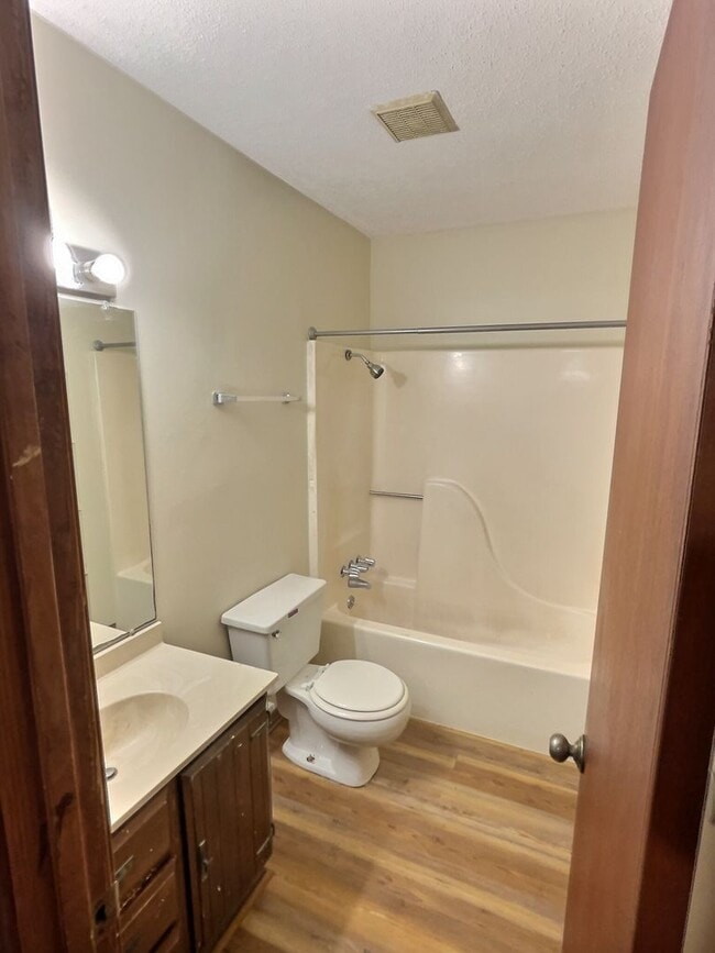 Building Photo - 1115 Hickory Dr
