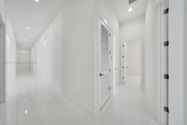 Building Photo - 10203 SW 136th St
