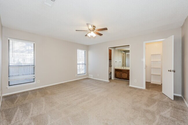 Building Photo - 3621 Willowbrook Dr