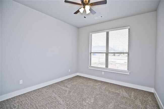 Building Photo - 204 Alder St