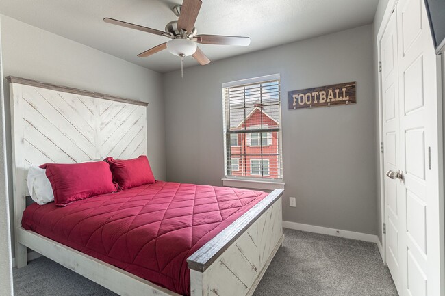 Building Photo - FIRST MONTH FREE!! Fully Furnished Condo!!  3 bedroom 2.5 bath minutes from the U of A!!!!