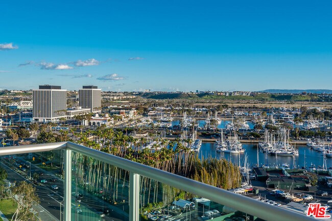 Building Photo - 13700 Marina Pointe Dr