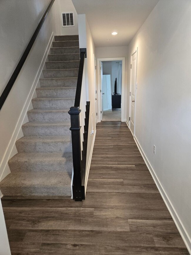 Building Photo - Beautiful Townhome in La Plata