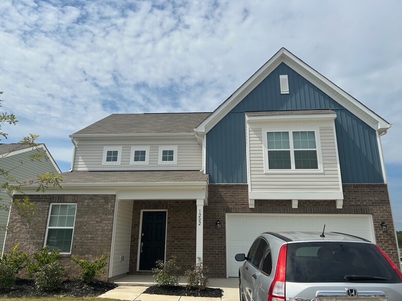 00_Exterior - 1202 Old Fort Dr