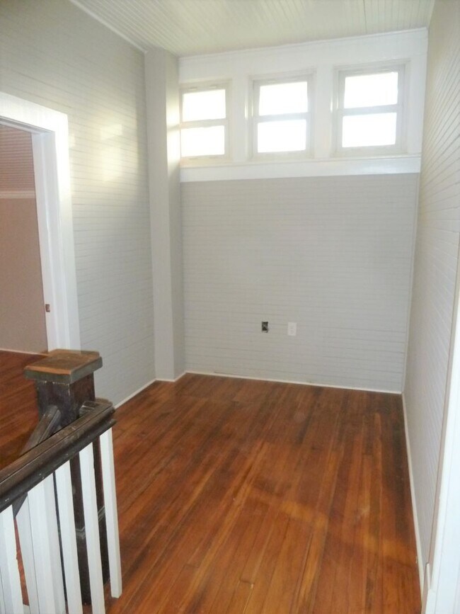 Building Photo - Stunning, renovated 7br home in the heart ...