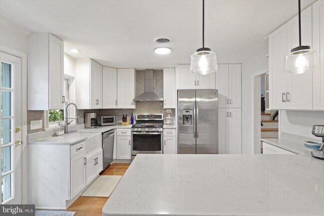Building Photo - 4534 Lasalle Ave