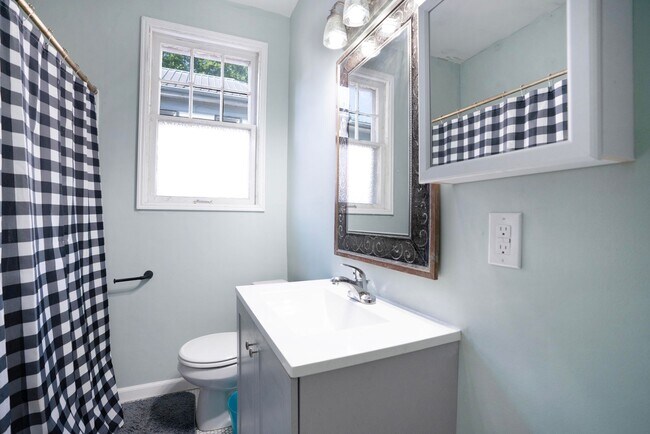 Building Photo - Charming Historic 2BR Apartment with Garag...