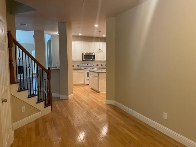 Building Photo - 10253 Lakeview Dr