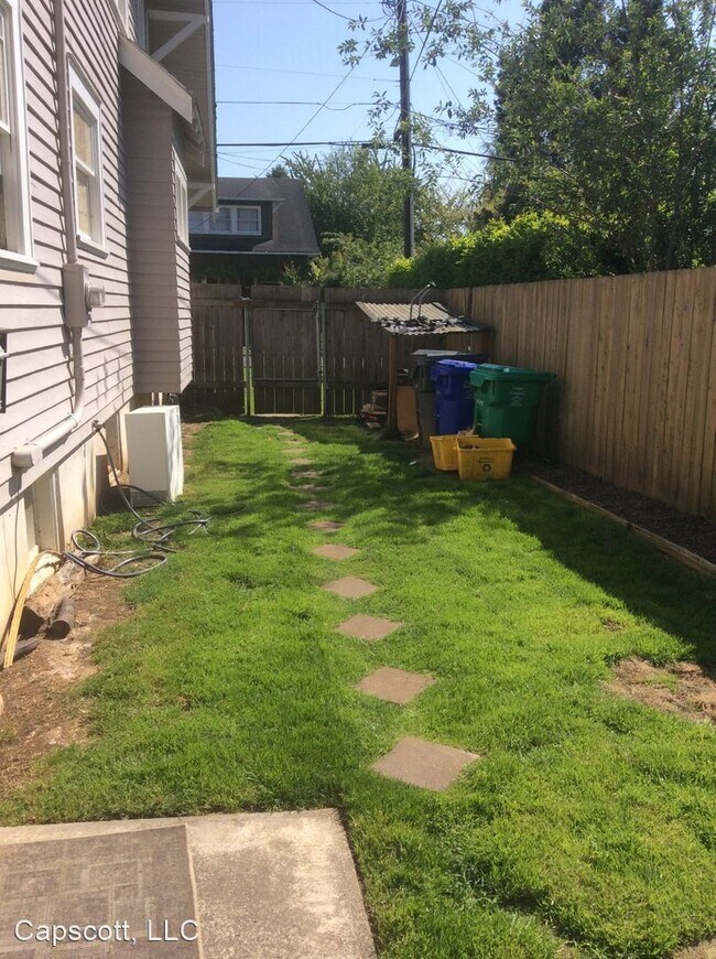 Building Photo - 1 br, 1 bath Apartment - 3727 SE Cora St.