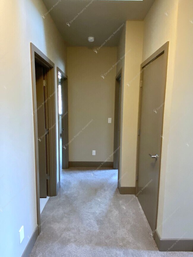 Building Photo - Designer-Finished Townhome Near COCC & NWX