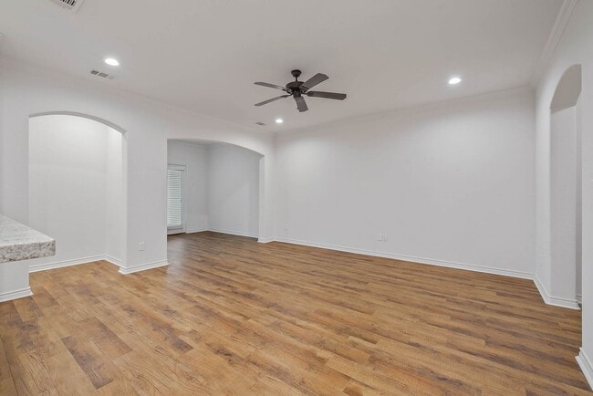 Building Photo - 3 Bed Townhome Minutes from Campus in Quiet Area