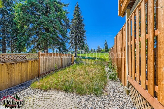 Building Photo - Charming Home Near Parks and Trails in Por...