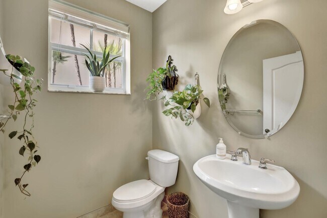 Building Photo - 117 E Prive Cir