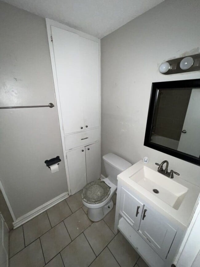 Building Photo - 3-Bedroom, 1.5-Bath Home in Baker  | Available Now!