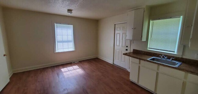 Building Photo - 2 Bedroom House