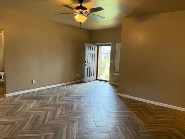 Building Photo - Adorable OKC home with 3 bed, 2 bath, 2 car garage in Mustang Schools!