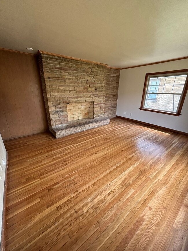 Building Photo - HUGE NICE 3BR SINGLE FAMILY HOME, PARKING,...