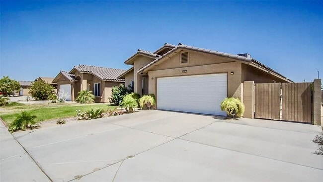 Building Photo - Gorgeous Desert Oasis Home!