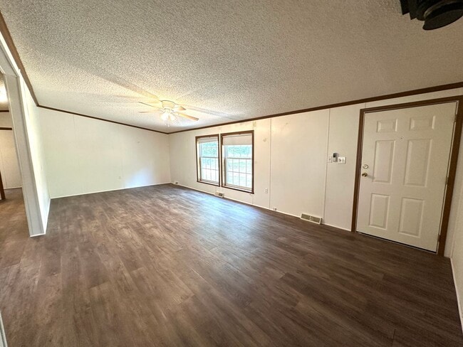 Building Photo - $1,350 / Month | 3 Bed · 2 Bath · 1,375 Sq...