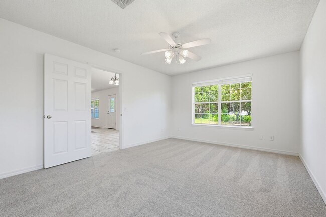 Building Photo - 2030 Hawthorne Dr