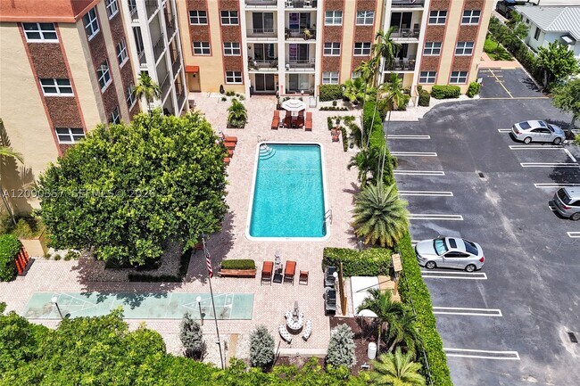Building Photo - 400 N Riverside Dr