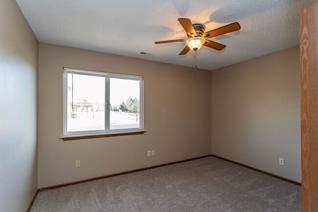 Building Photo - Great Upper Unit Located in Vista Grande Terrace!