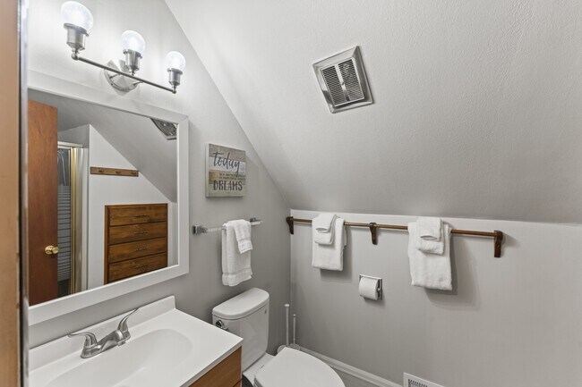 Building Photo - 220 Wildflower Dr