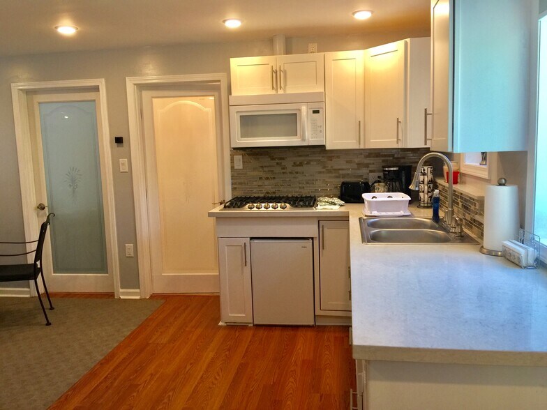 Fully equipped kitchen w/ 5 burner gas stove - 1348 S Curson Ave