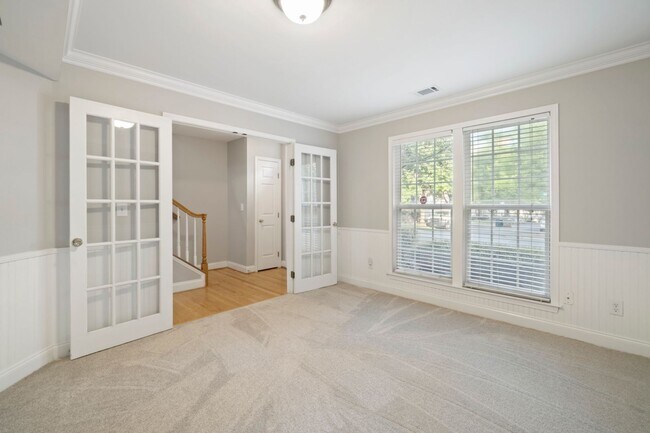 Building Photo - Newly remodeled townhome