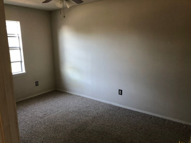 Building Photo - Charming 3 Bed 2 Bath!