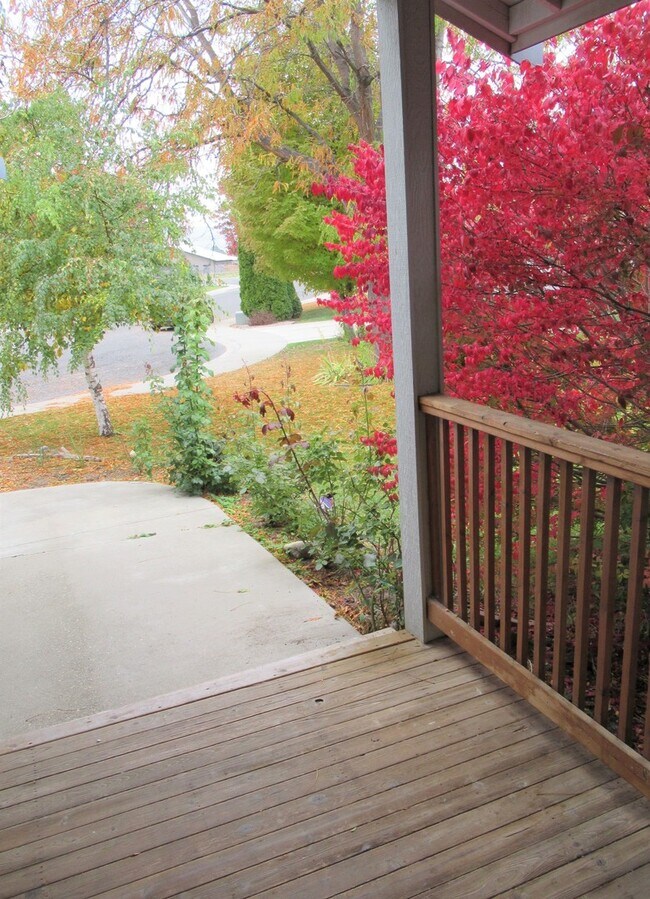 Building Photo - 3 Bed on Cul-de-sac with Great Backyard an...