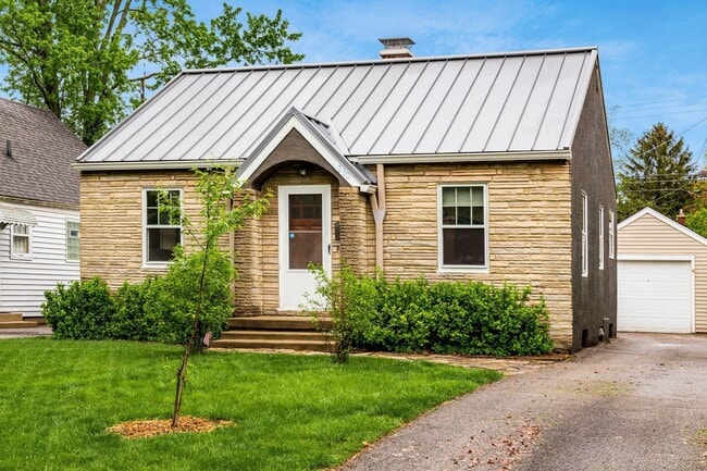 Building Photo - 230 E Royal Forest Blvd