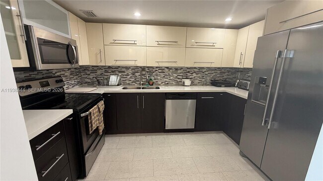 Building Photo - 100 Bayview Dr