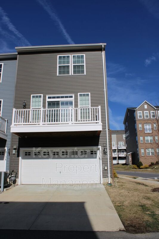 Building Photo - 2736 Pinebrook Rd