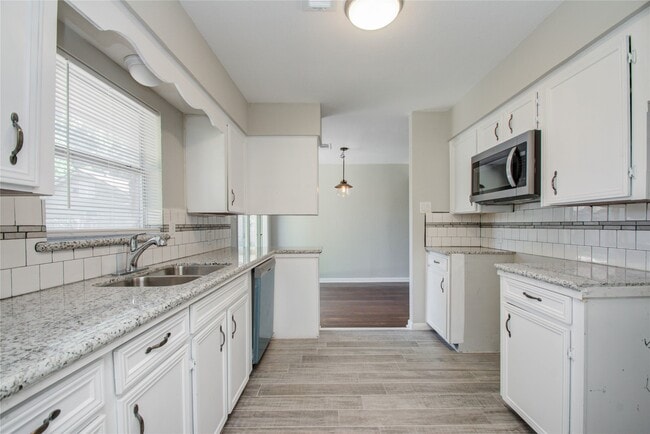 Building Photo - 10226 Envoy St