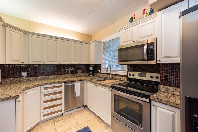 Building Photo - 423 Alcazar Ave