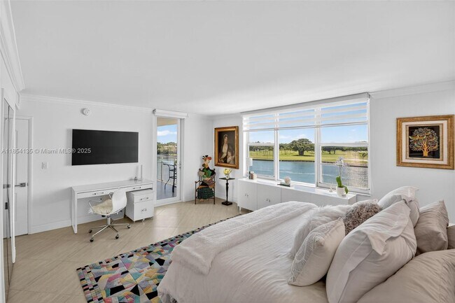 Building Photo - 9250 W Bay Harbor Dr
