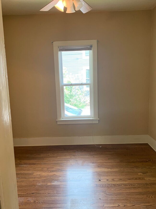 Building Photo - Charming 2 Bedroom, 1 Bathroom Ranch in Downtown Three Oaks