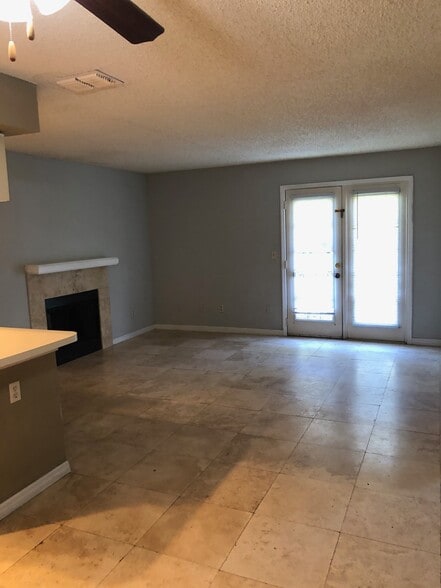 Building Photo - 2550 N Alafaya Trl