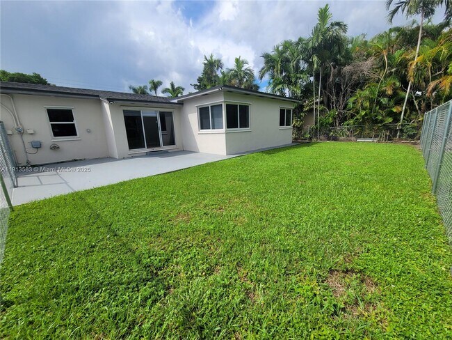 Building Photo - 8839 SW 28th St