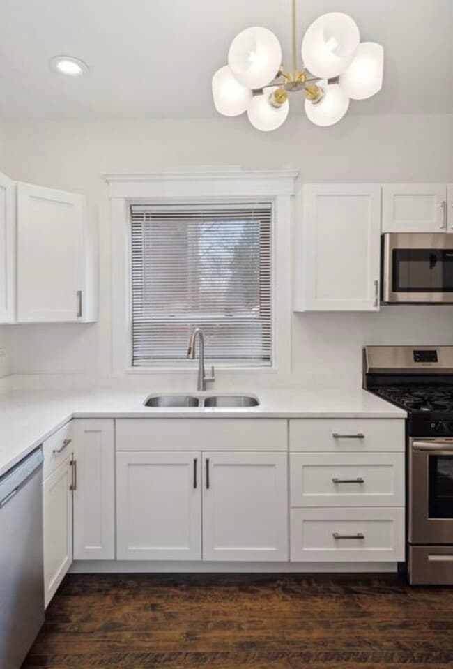 Building Photo - 2207 W School St