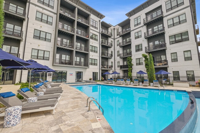 Building Photo - Luxe at the Highlands