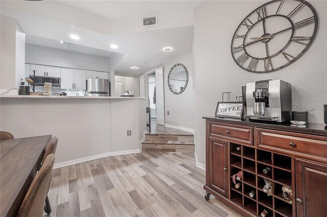 Building Photo - 410 S Armenia Ave