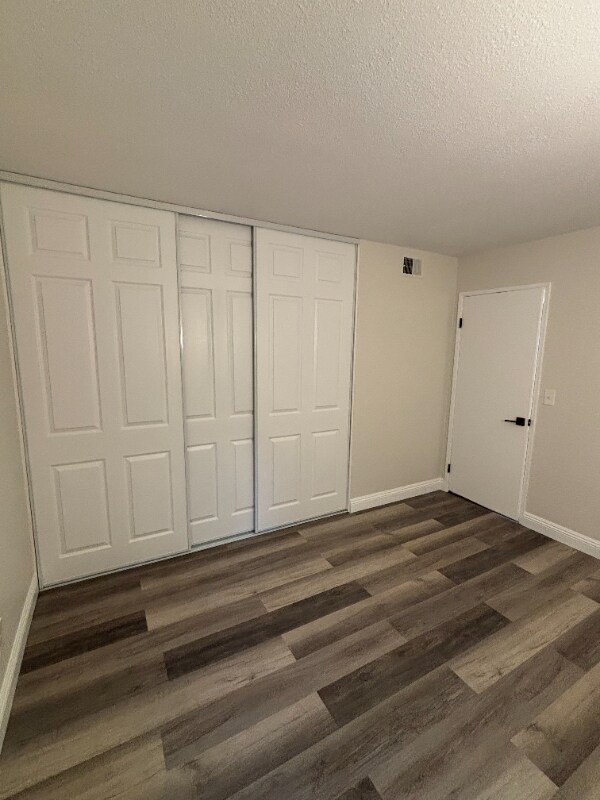 Building Photo - 322 S Vista Del Canon