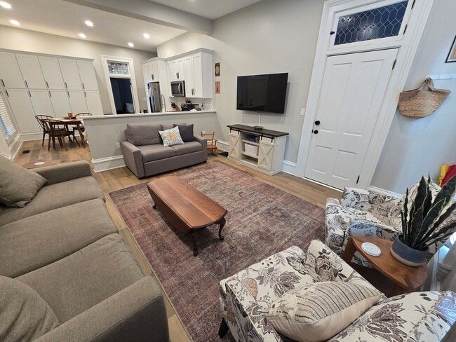 Building Photo - Full Furnished 2 Bed/1 Bath with Utilities Included