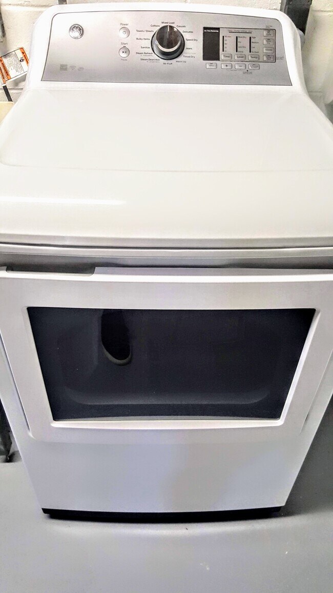 Building Photo - 1862 Beechwood Ave NE