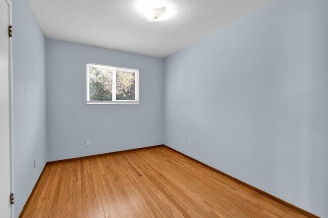 Building Photo - 5 bedrooms. Remodeled.Get ½ Off Your First Month’s Rent! Sign a lease and move in within 30 days—...