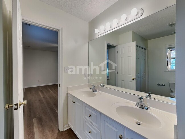 Building Photo - 1703 Hunterwoods Dr