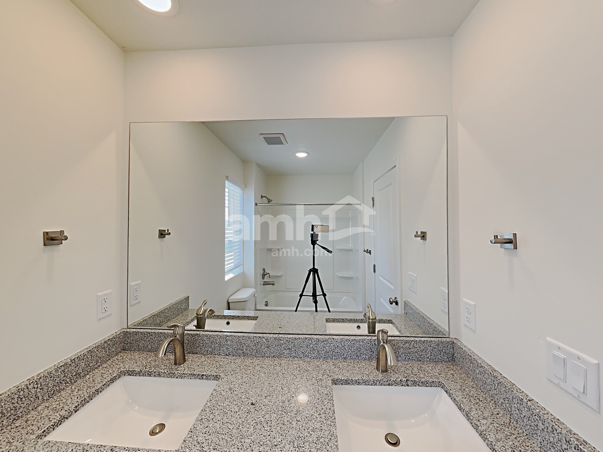 Building Photo - 6092 W South Jordan Pky