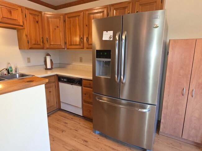 Building Photo - 3br 2.5ba End Unit Townhouse in Timber Ridge Subdivision